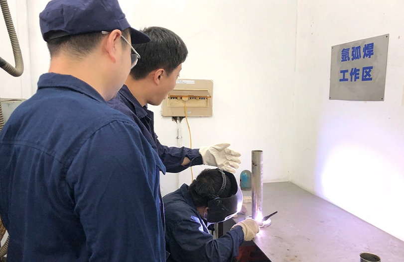 【师带徒活动】&ldquo;师带徒促成长 凝聚企业正能量&rdquo;系列报道之尊龙凯时六厂&ldquo;师带徒&rdquo;活动